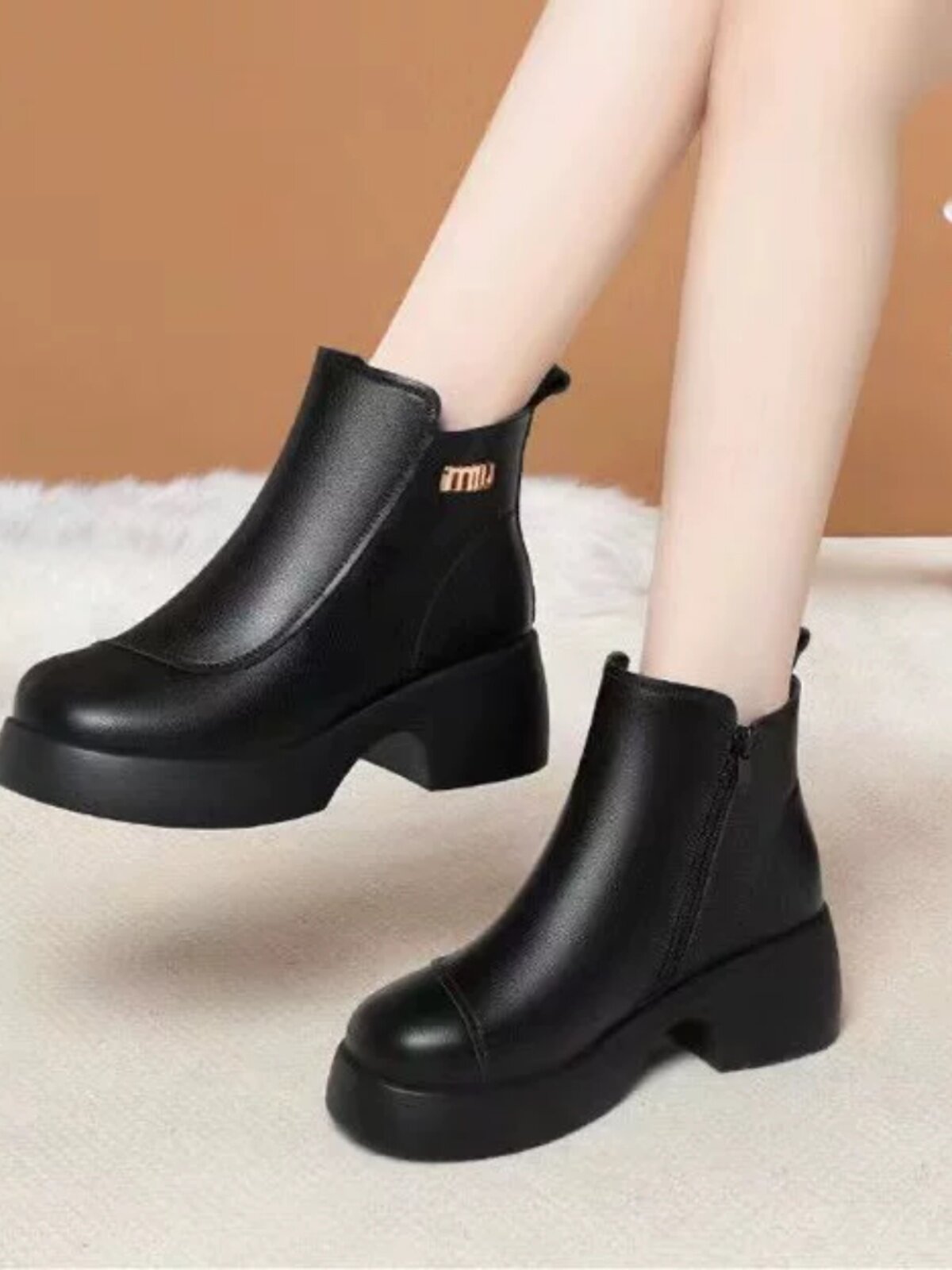 가죽 여성 부츠 2023 새로운 겨울 쇠가죽 채찍으로 치다 두꺼운 뒤꿈치 엄마 부드러운 밑창 짧은 부츠 두꺼운 밑창 마틴 부츠