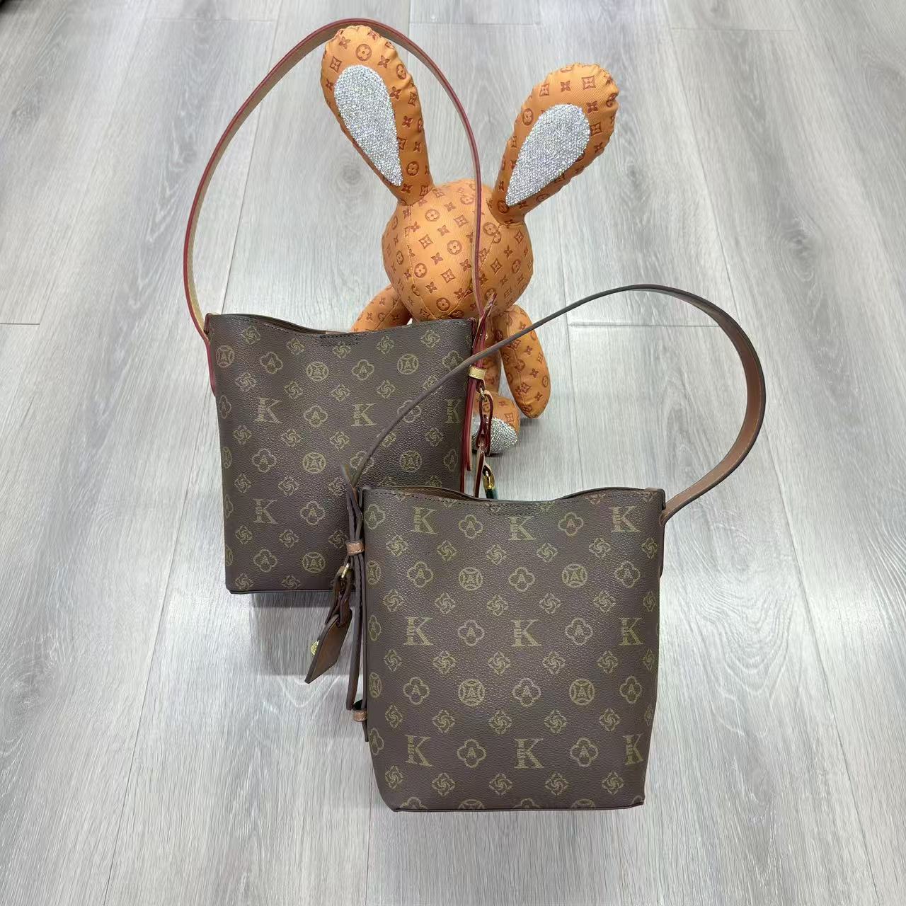 时尚百搭单肩水桶包包女式2025新款冬女款轻奢小众高级感洋气斜挎