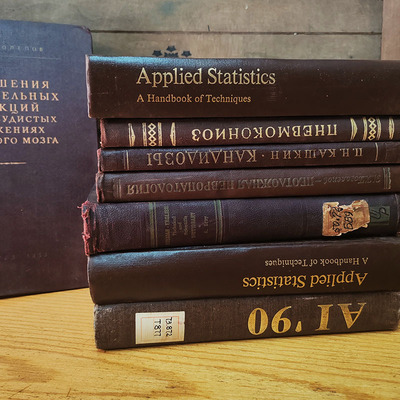 复古老书外文老旧书咖吧酒吧陈列古董书装饰书泛黄摄影道具书古旧