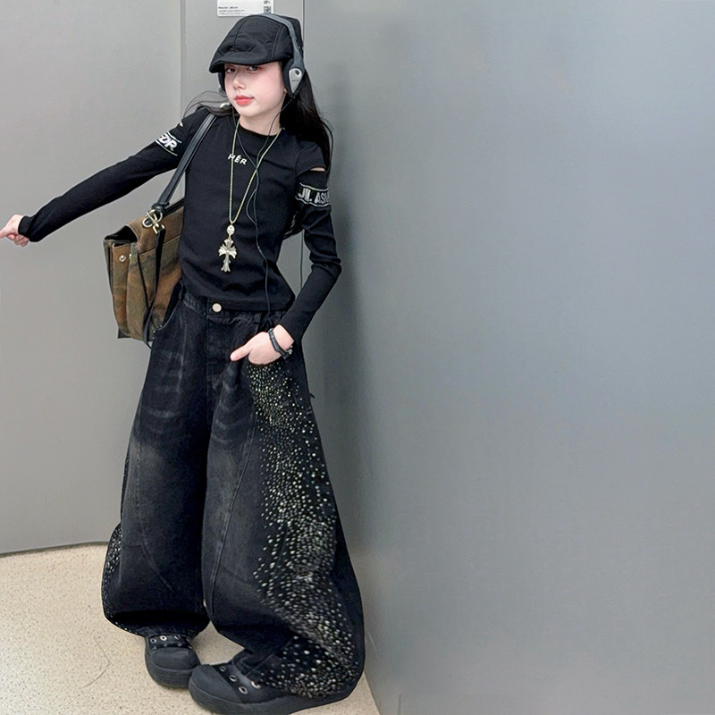 女童镂空上衣烫钻满弯刀裤套装