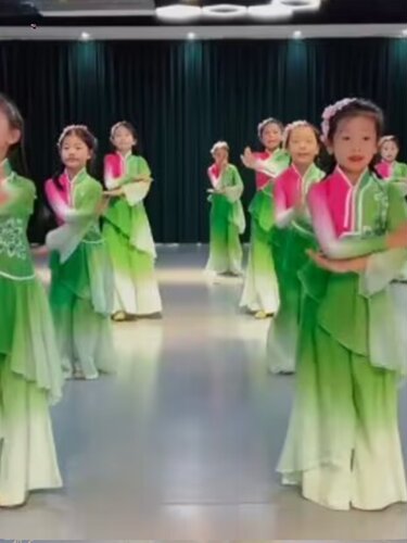儿童古典舞演出服女童茉莉花秧歌舞新款少儿民族扇子伞舞蹈服飘逸
