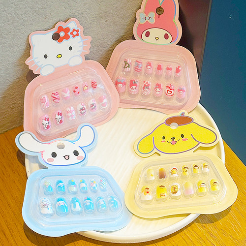 小女孩美甲穿戴可卸饰品简约