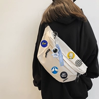 Белая космическая подвеска, значок