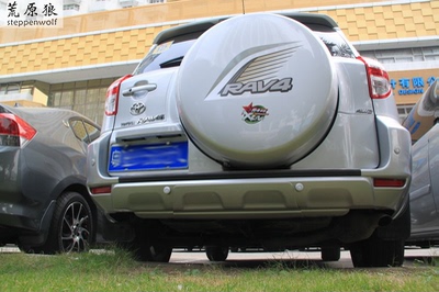 改装后牌照架丰田荒原狼RAV4