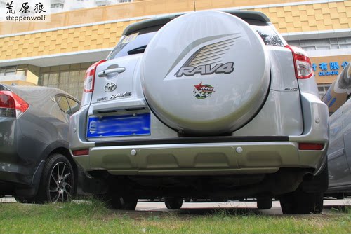 改装后牌照架丰田荒原狼RAV4