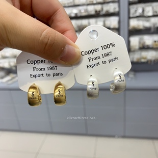 新款 设计感时髦小众气质简约耳环 磨砂质感金属拉丝弧形字母耳圈