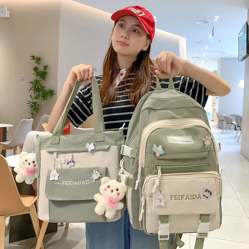 轻便休闲，炒鸡百搭的通勤双肩包