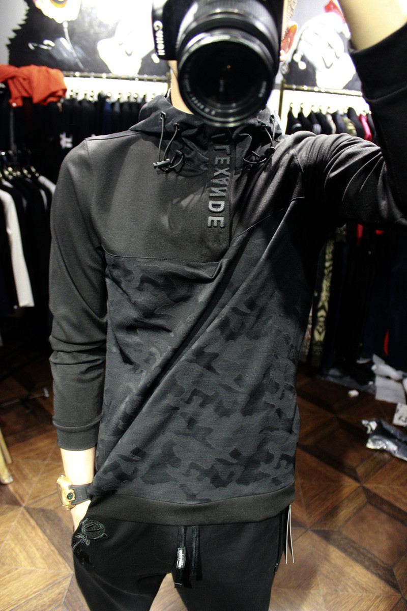 米兰站春秋运动风立体裁剪拼接迷彩暗印连帽时尚个性潮男士卫衣