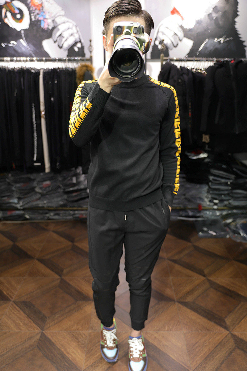 米兰站秋冬秀场风抽象黄黑撞色装饰修身圆领个性套头针织衫男士