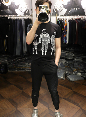 米兰站卡通免烫青年时尚黑色修身前后宇航员撞色印圆领短袖T恤男