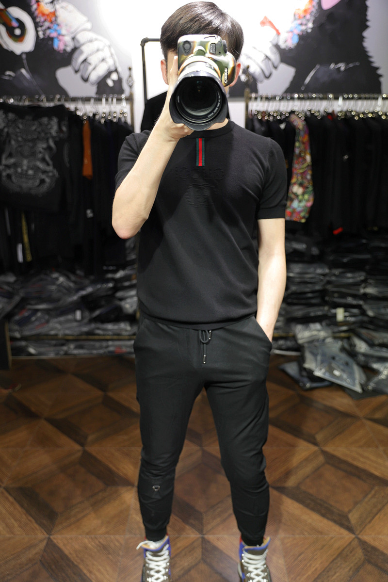 米兰站春秋冬简约撞色条纹设计圆领修身时尚个性男士短袖针织衫