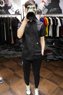 时尚刺绣撞色徽章修身短袖衬衫