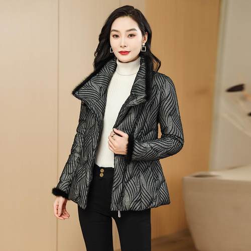 短款修身白鸭绒羽绒服