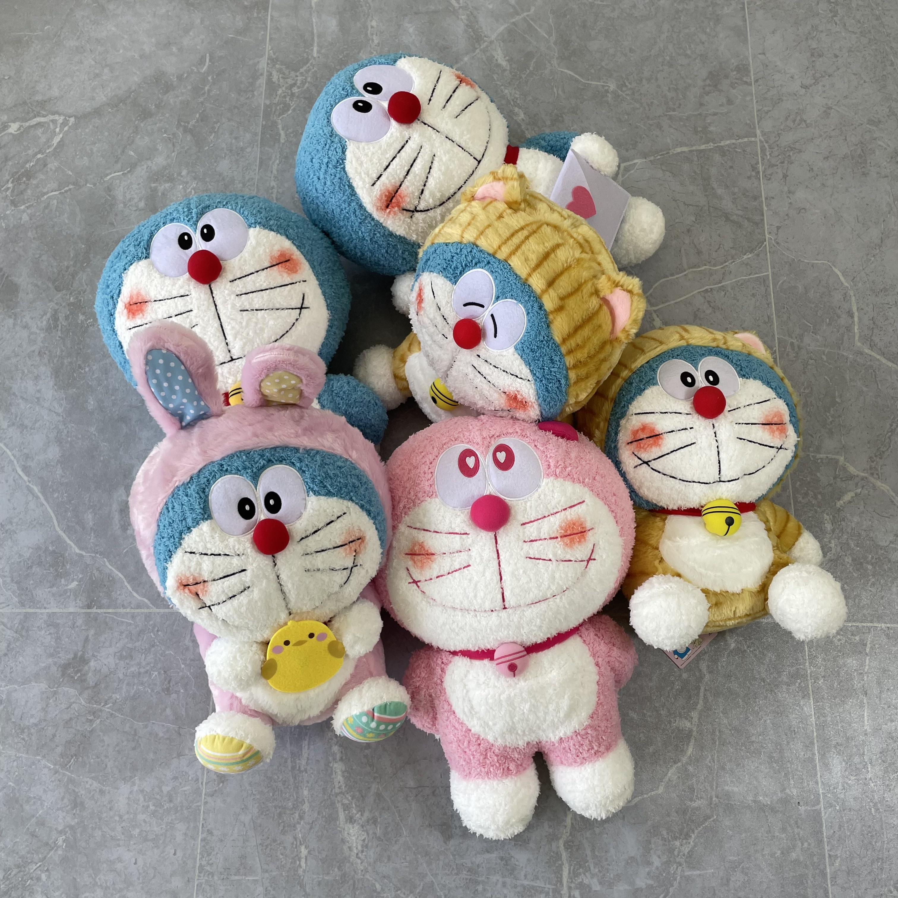 日本机器猫哆啦A梦背手玩偶