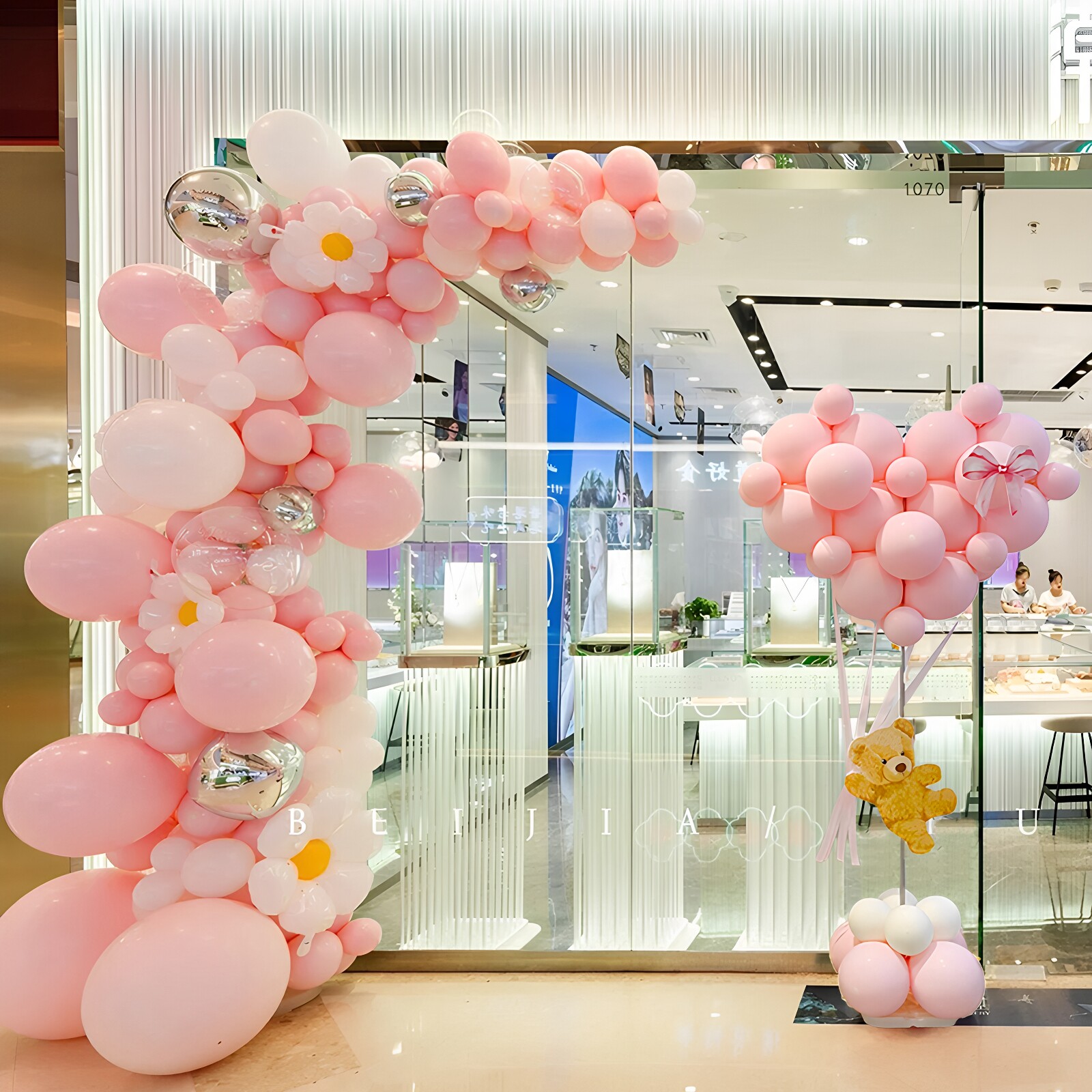 情人节装饰马卡龙粉色气球链拱门珠宝店活动场景氛围布置周年店庆