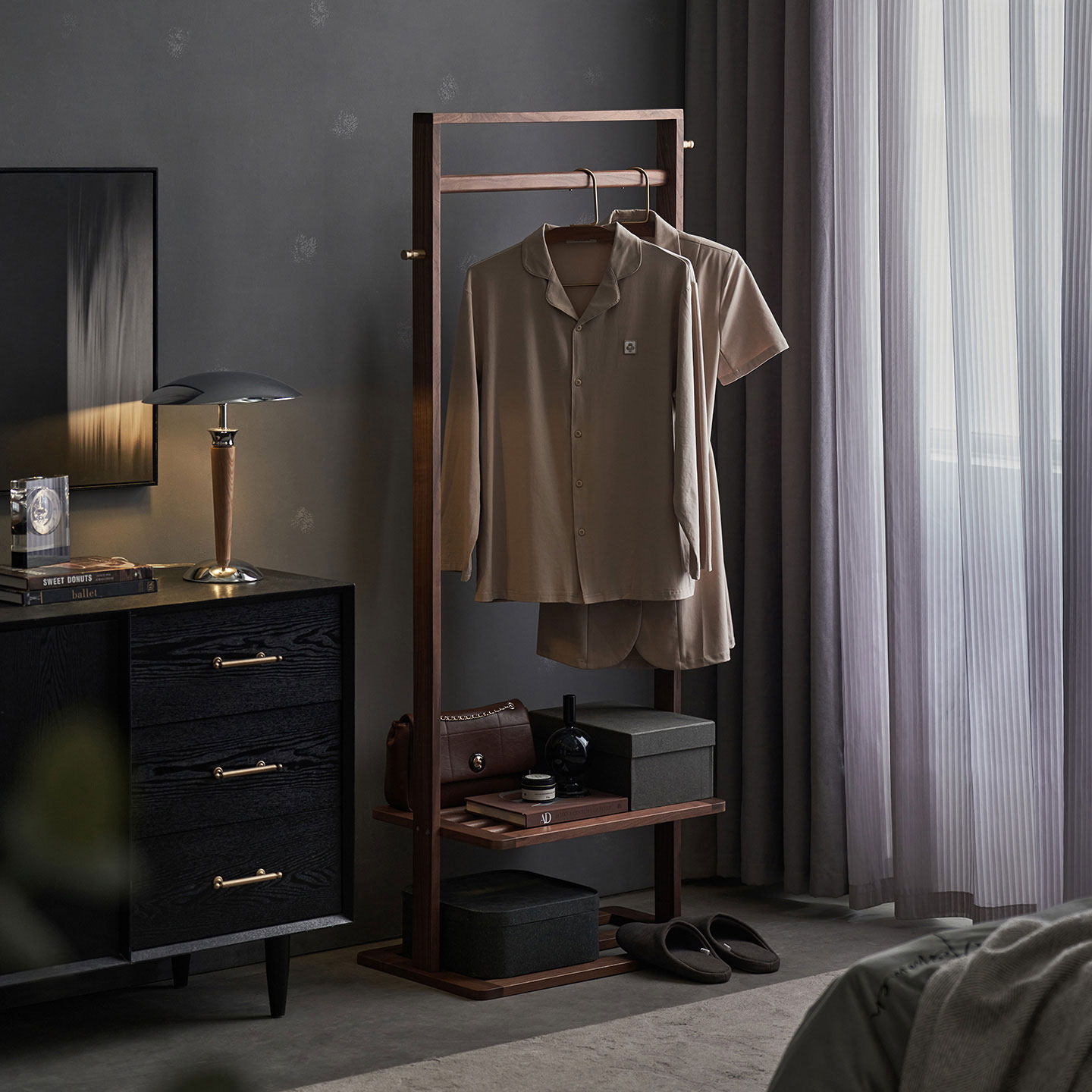 黑胡桃木全实木开放式落地衣帽架双层置物区2025新款原木制作架子
