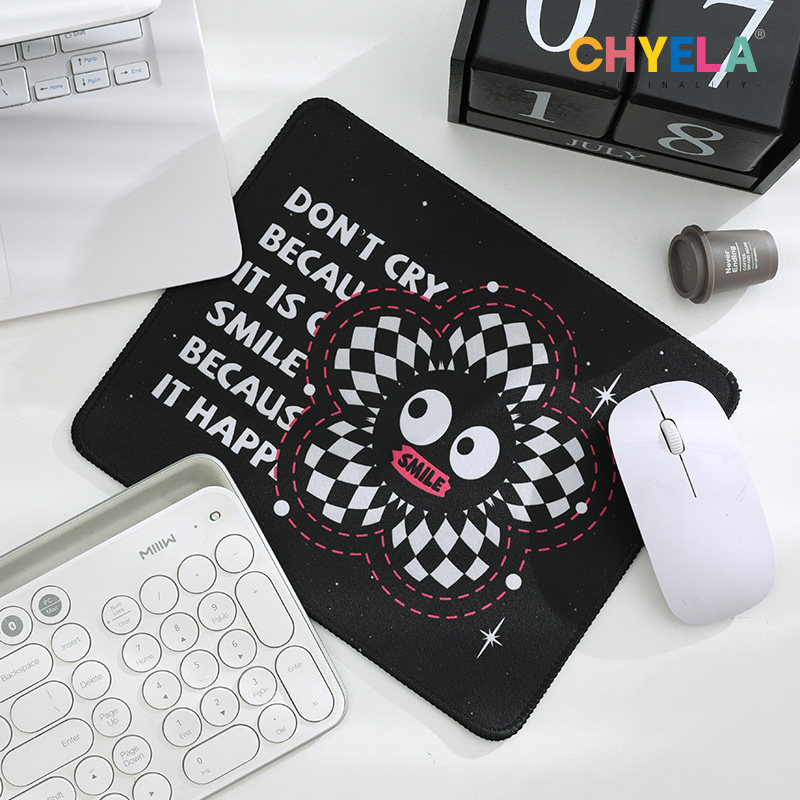 微笑花鼠标垫可爱搞怪软垫办公娱乐加厚锁边电脑桌垫护腕垫as252