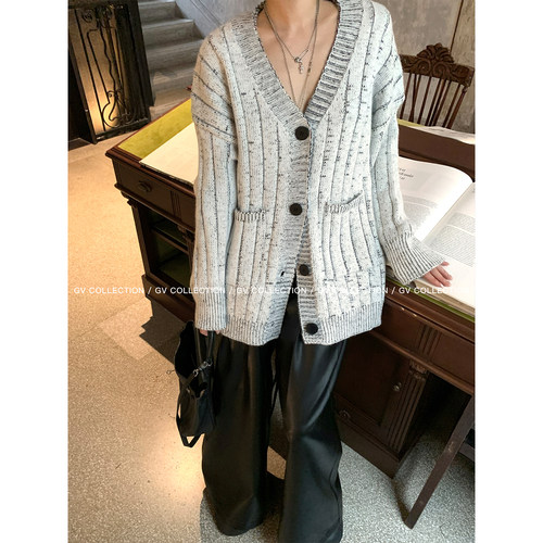 混色V领竖条宽松毛衣外套