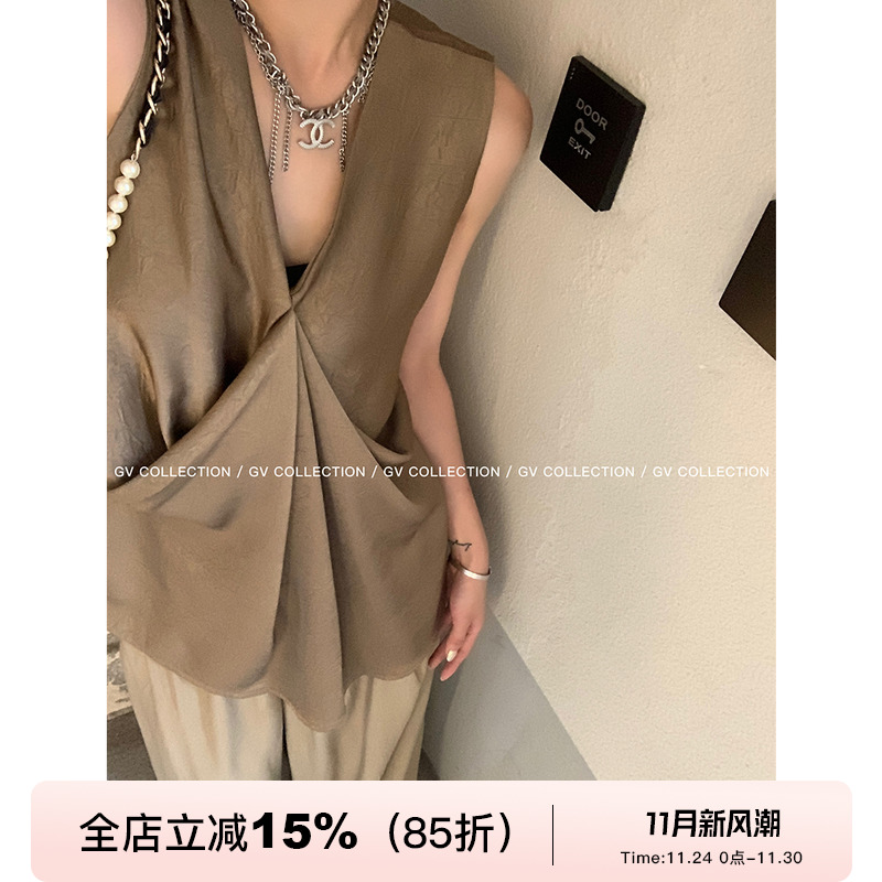GV大白哥 小众设计感 V领褶皱肌理缎面背心慵懒光泽感无袖上衣女