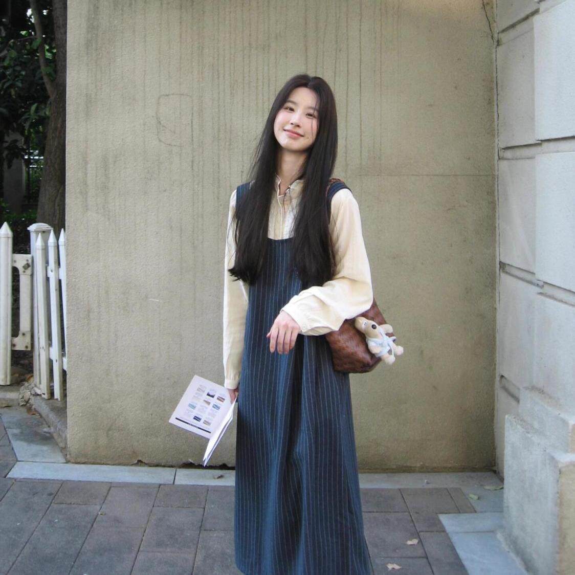 学院风穿搭一整套女装藏青色毛呢背带连衣裙+木耳边衬衫两件套装