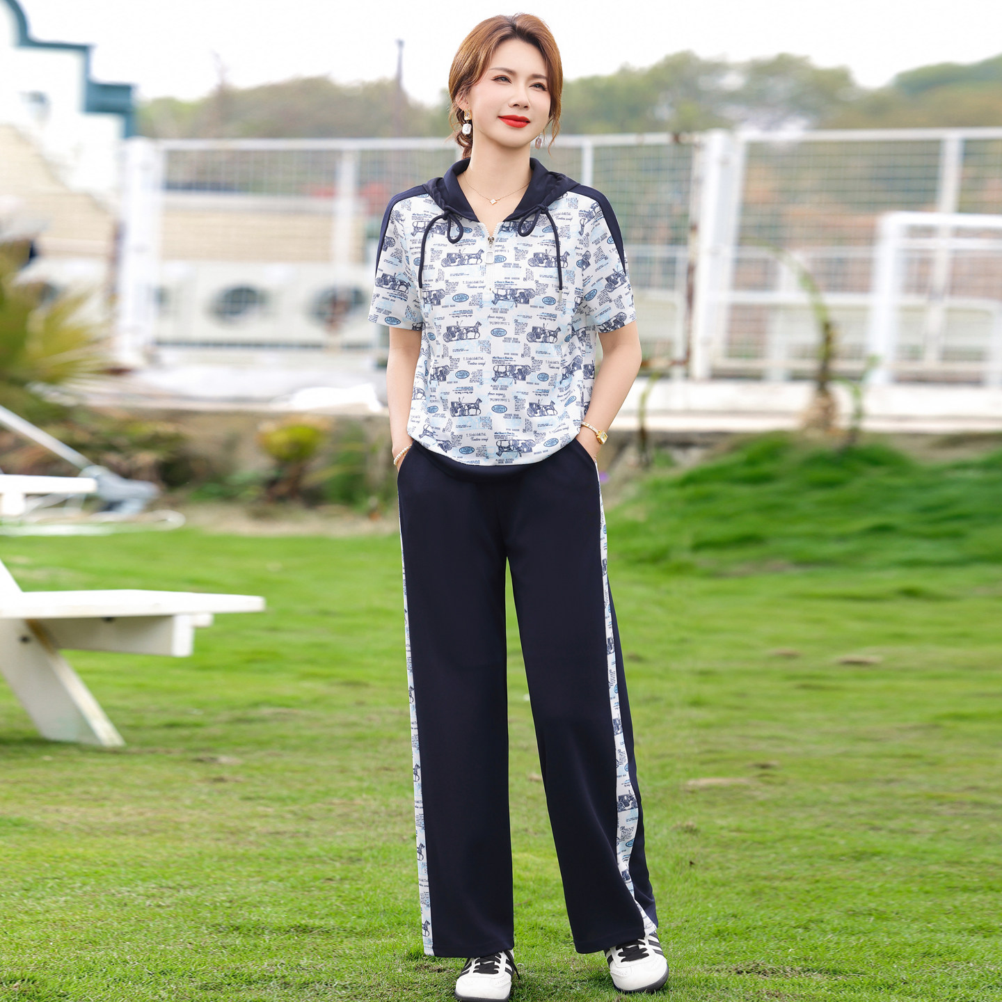 小个子妈妈夏装休闲运动套装2026新款中老年女端庄大气连帽两件套