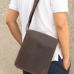 2026新款 包包 疯马皮斜挎包大容量翻盖真皮男包单肩背包百搭男士