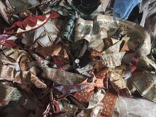 剪下来有点问题的长短不一织金织锦花边 称斤3斤处理