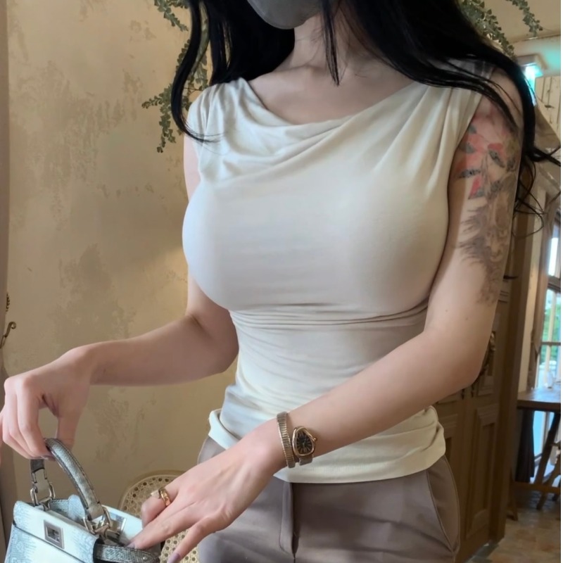 设计感荡领无袖背心设计感