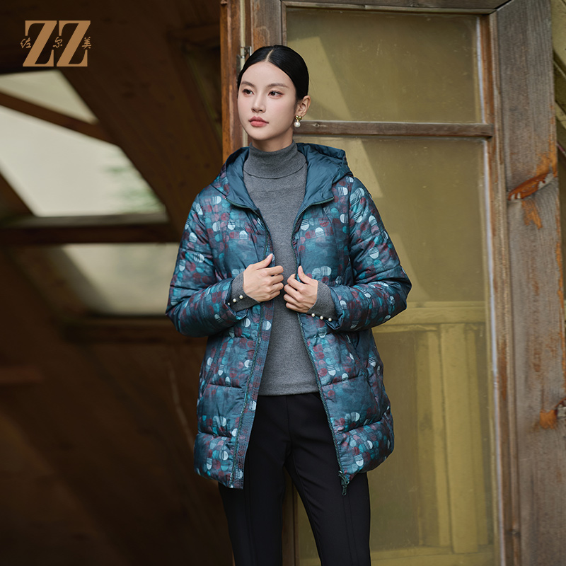 佐尔美时尚印花连帽中长款羽绒服