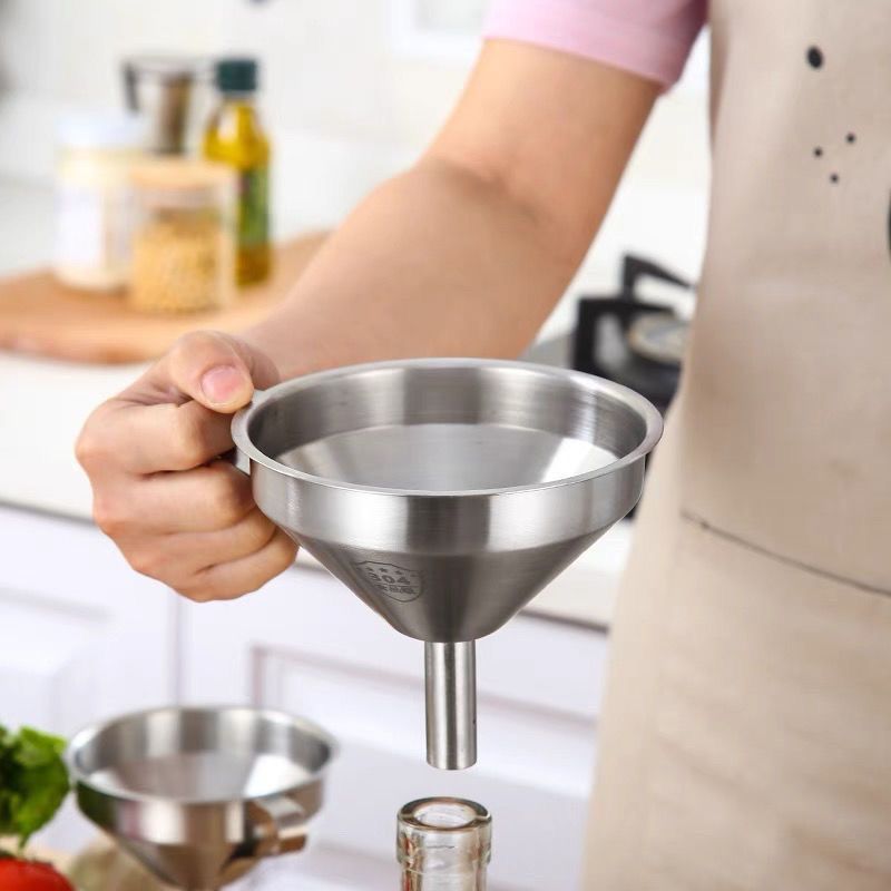 304不锈钢加厚酒漏大小口径倒油厨房过滤网漏斗实用工具设计新