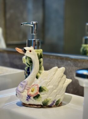方亚釉下彩姹紫嫣红天鹅陶瓷乳液瓶洗手液瓶家居饰品dispenser