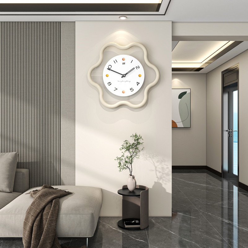 奶油风客厅挂钟免打孔简约现代静音时钟2025新款网红创意钟表挂墙