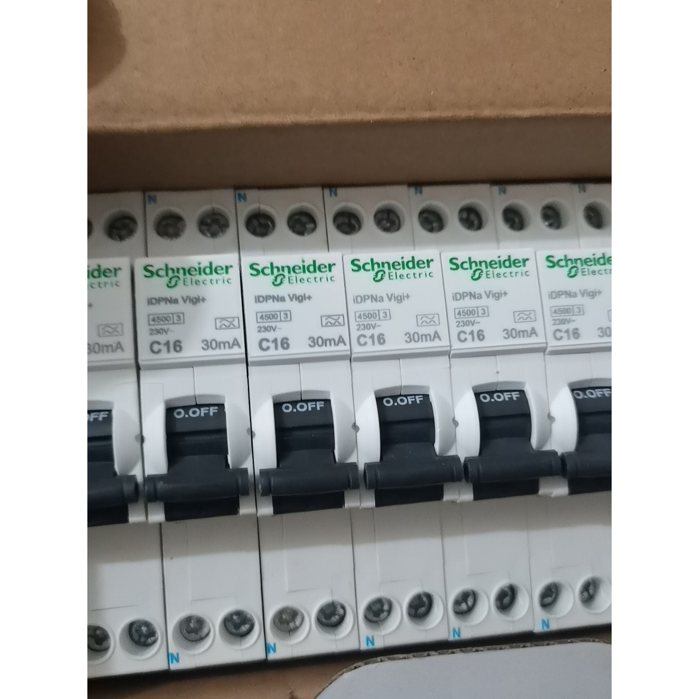 (议价)A9D93616原装正品施耐德小型漏电断路器1P16A ID询价