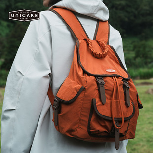UNICARE复古双肩背包防水大容量 户外旅行登山运动轻便装备 2026