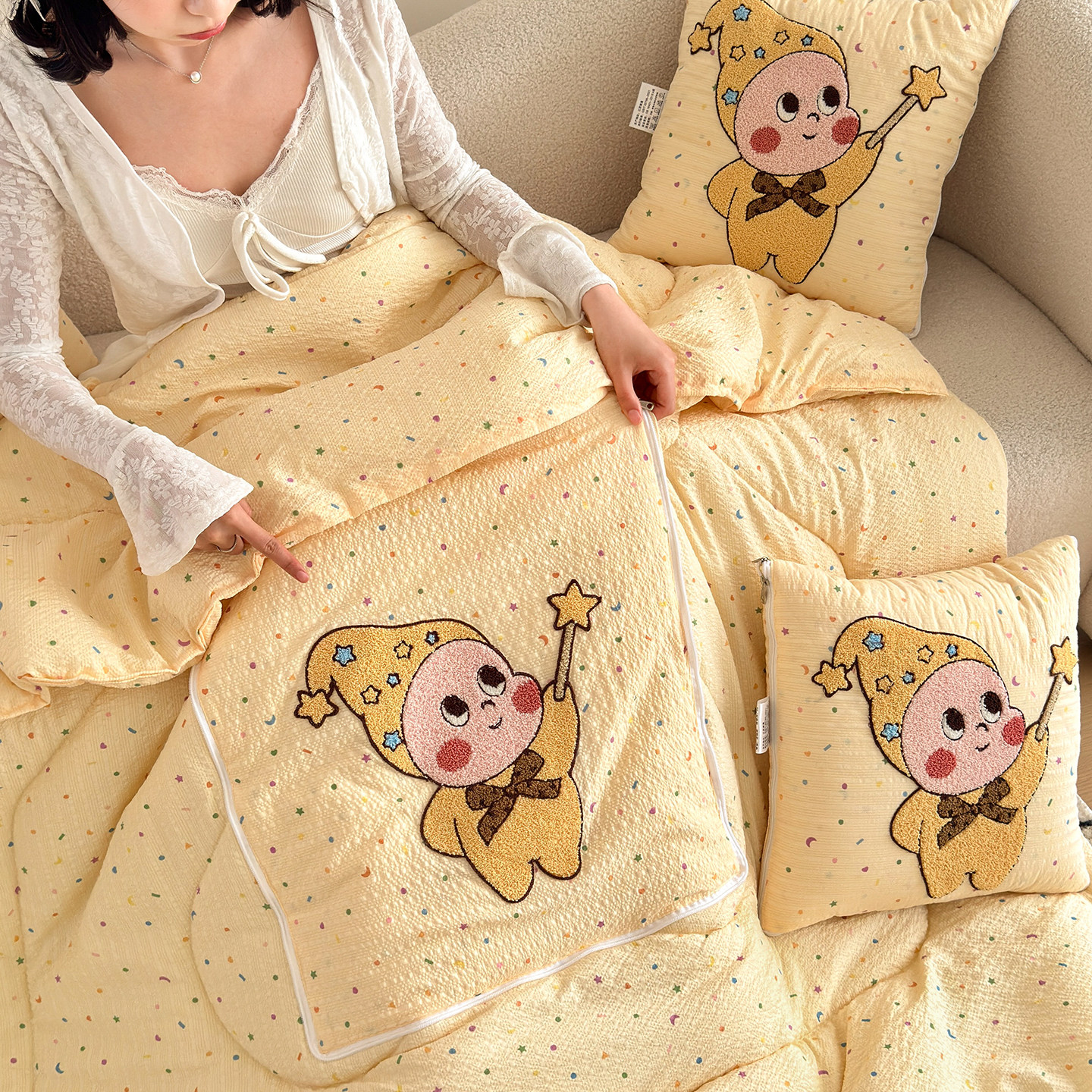 卡通小星人泡芙棉抱枕被子两用二合一办公室车载靠垫午睡空调夏毯