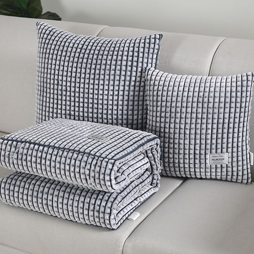 加厚保暖牛奶绒抱枕被子两用