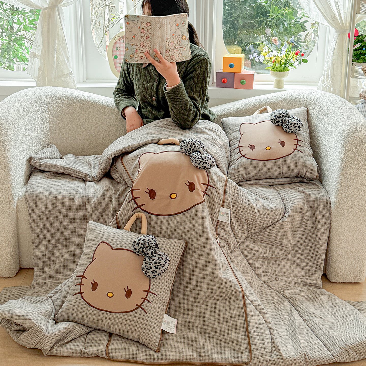 四季卡通KT猫抱枕被子两用午睡空调夏毯办公室车载宿舍靠垫二合一