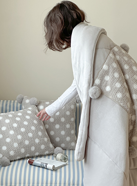 加厚牛奶绒抱枕被子两用办公室午睡毯学生宿舍盖被汽车载靠垫加厚