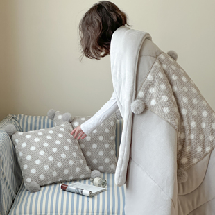 加厚牛奶绒抱枕被子两用办公室午睡毯学生宿舍盖被汽车载靠垫加厚