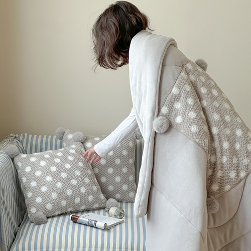 加厚牛奶绒抱枕被子两用办公室午睡毯学生宿舍盖被汽车载靠垫加厚