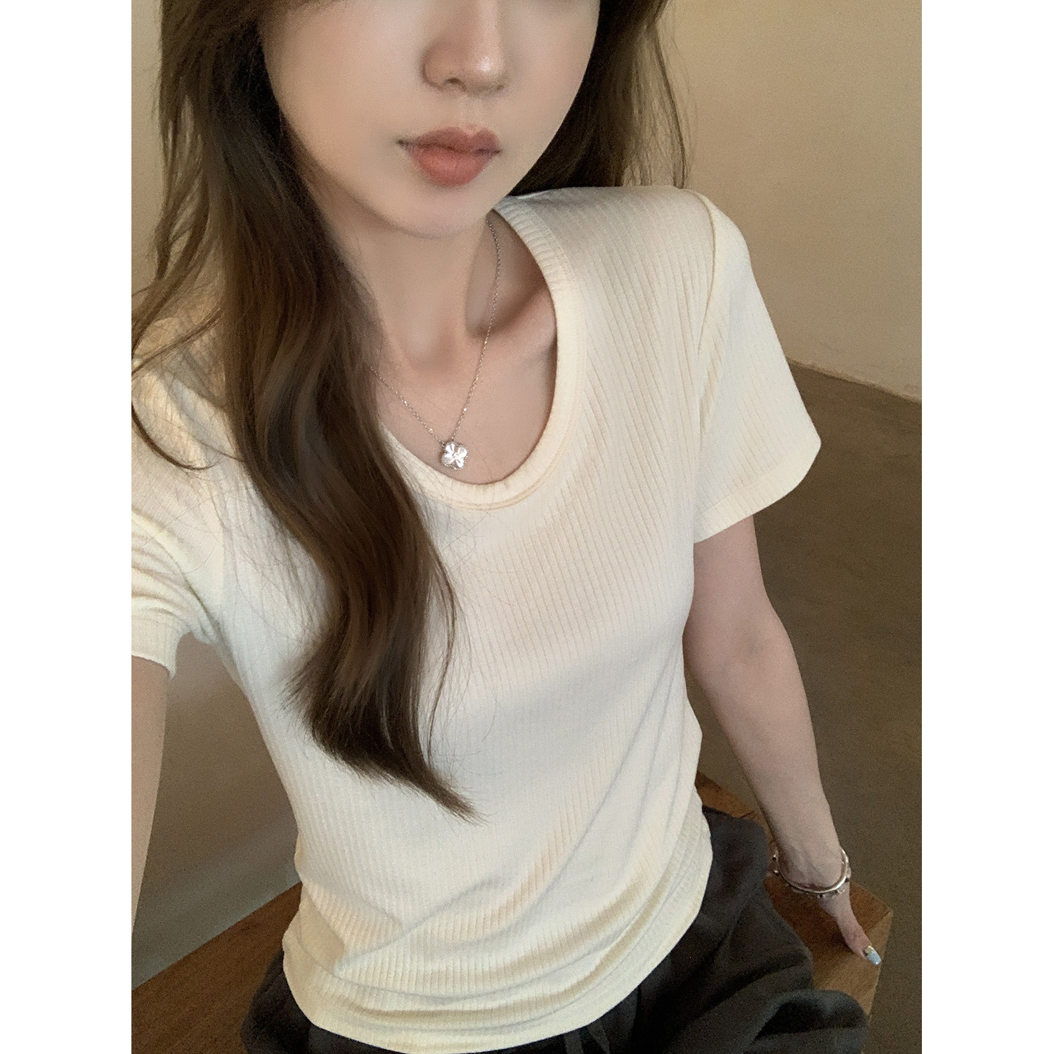阿一 显瘦正肩T 恰到好处露肤度汤勺领短袖女夏季坑条纹针织上衣