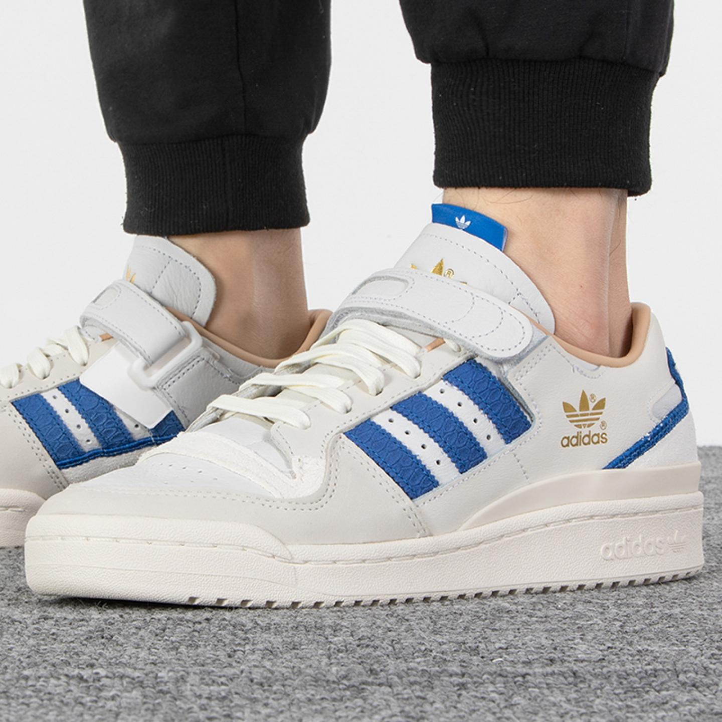 阿迪达斯三叶草板鞋蓝标