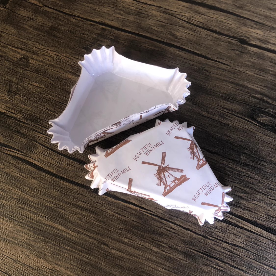 三角形耐高温防油烘焙蛋糕纸杯 热狗菠萝包淋膜纸托风车面包垫