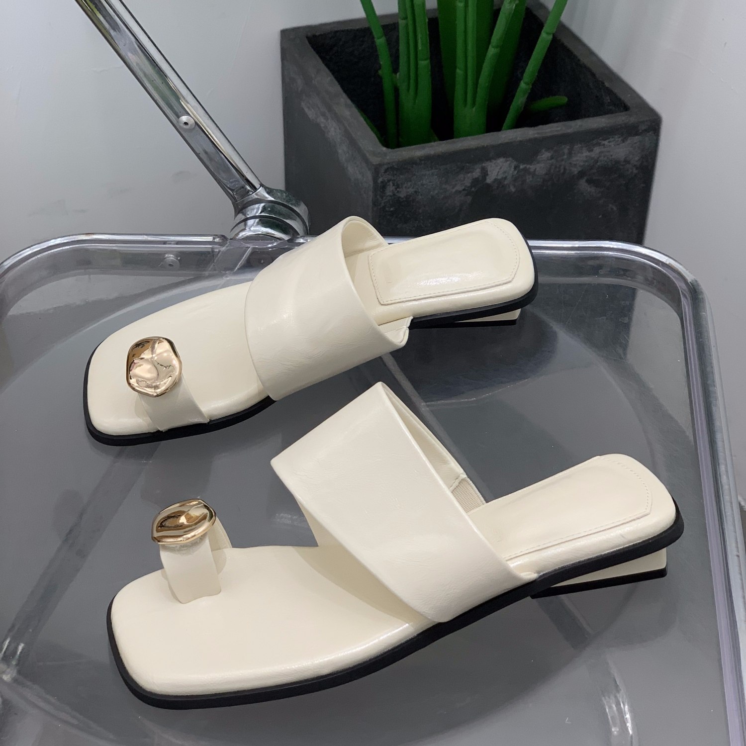 夏季外穿平底拖鞋女2025年套趾休闲女生凉鞋百搭爆款一字沙滩潮拖