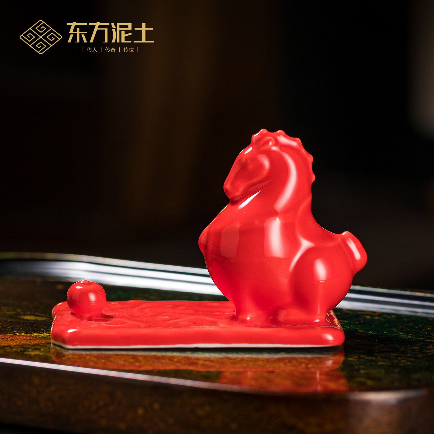 东方泥土陶瓷唐马红马桌面摆件