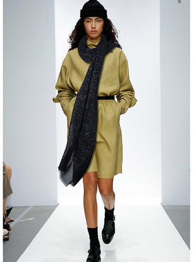 气场巨大！两色入纯色黑色蓝灰色烫金棉麻质感围巾丝巾长春秋男女