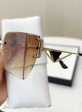 春夏新款方形大框墨镜女防紫外线大脸显瘦高级感太阳镜游玩街拍潮