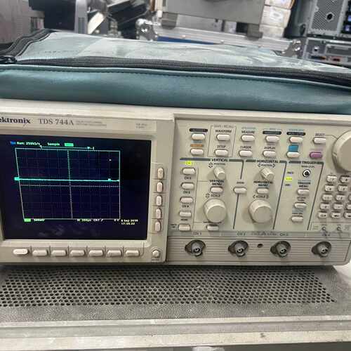 泰克TDS744A500MHz四通道示波器通电如图掉