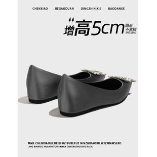 不累脚！隐形内增高尖头水钻方扣2026春夏季浅口软底平底单鞋女