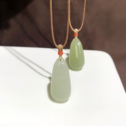 天然晴水和田玉无事牌吊坠